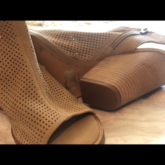 Gianni Bini Perforated Leather Side Zip Bootie 8m - Picture 3 of 5